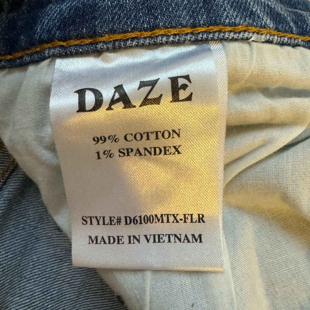 Blue Boyfriend Jeans with Modern Fit and Distressed Look - Picture 4 of 4